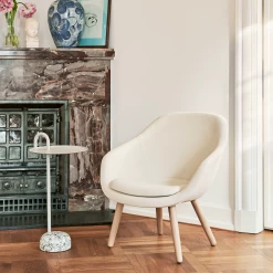 About A Lounge Chair Low AAL 82 By Hay -Home Furnishings Shop AAL82LoungemattlacqueredoakOlavibyHAY01 Bowlercreamwhite ColourVase
