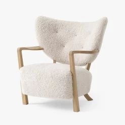 Wulff Lounge Chair ATD2 By &Tradition -Home Furnishings Shop Wulff ATD2 Oiled oak w. Sheepskin moonlight